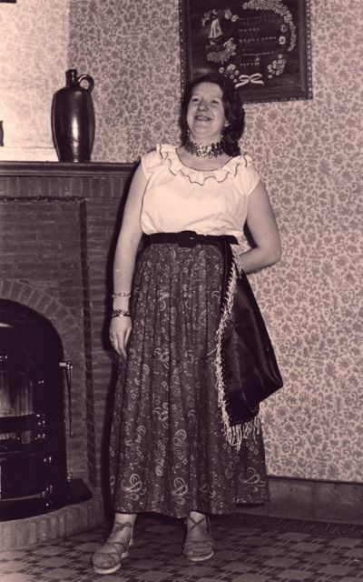 Een zeldzame 'still' van de 'Ik-laat-nu-een tafellaken-verwijnen-act'.